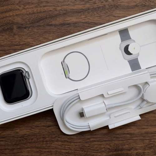 Apple Watch SE (第二代) 40mm 有盒，操作正常。