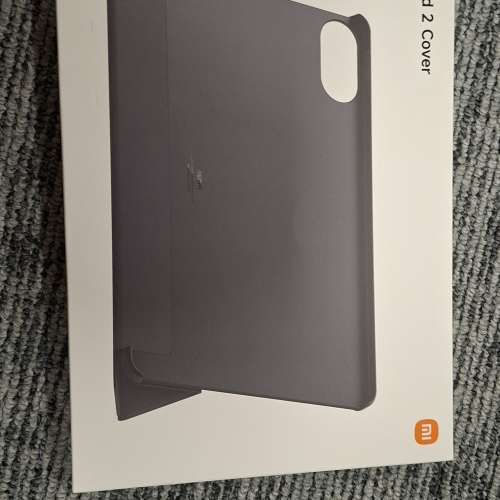 Redmi Pad 2 的原廠灰色保護套。