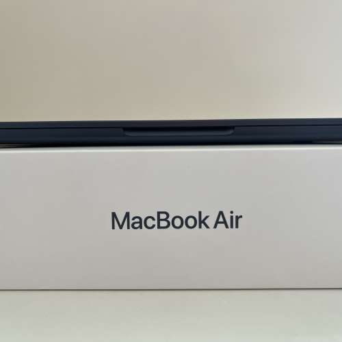 Apple MacBook Air 13.6&rdquo;（午夜暗色）