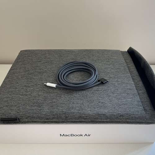 Apple MacBook Air 13.6&rdquo;（午夜暗色）