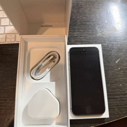 99%新Apple iPhone SE 1st Gen 16gb太空灰色港版行貨全新原裝配件地鐵站交收