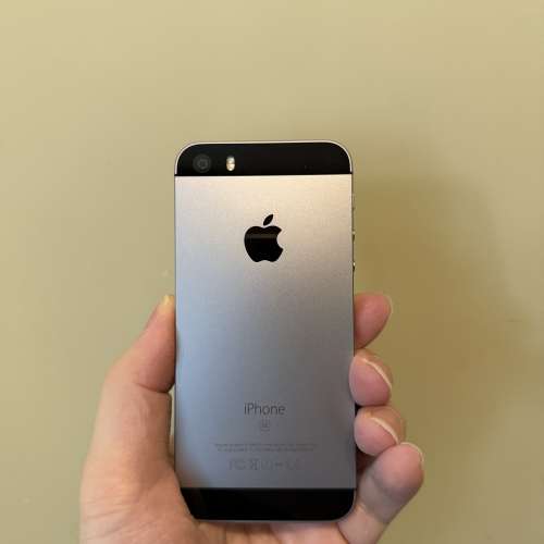 99%新Apple iPhone SE 1st Gen 16gb太空灰色港版行貨全新原裝配件地鐵站交收