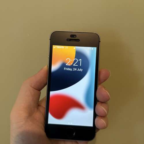 99%新Apple iPhone SE 1st Gen 16gb太空灰色港版行貨全新原裝配件地鐵站交收
