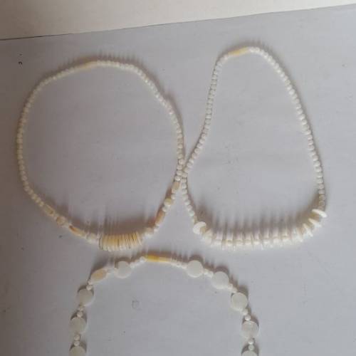 清貨價售。一手三條名貴珍珠貝殼鏈如圖片，共售380元，單一條二百元。no.R267.26