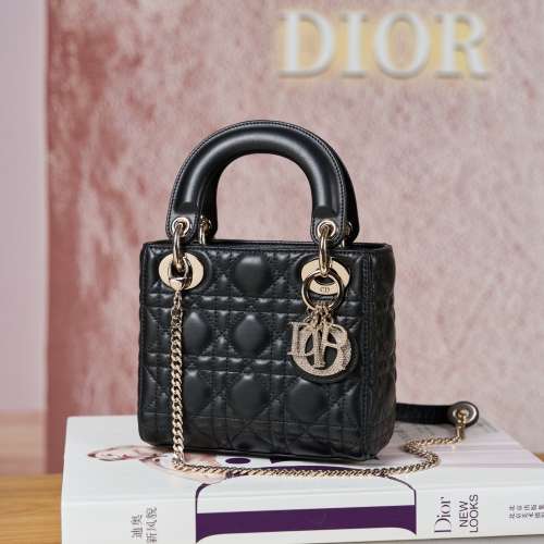 Dior Classic Lady最新鉆扣戴妃