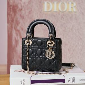 Dior Classic Lady最新鉆扣戴妃