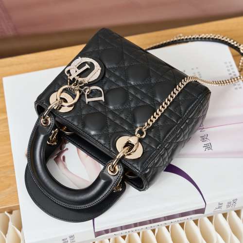 Dior Classic Lady最新鉆扣戴妃