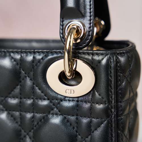 Dior Classic Lady最新鉆扣戴妃