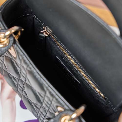 Dior Classic Lady最新鉆扣戴妃