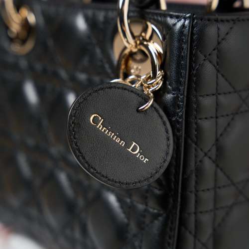 Dior Classic Lady最新鉆扣戴妃