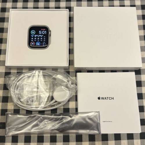 Apple Watch Series 8 45mm GPS版本 銀色 行貨 95%新 非常少用和新淨 操作和功能全...