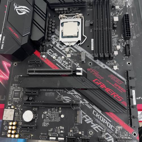 INTEL i5-10400F，連華碩 ROG STRIX B460-H GAMING