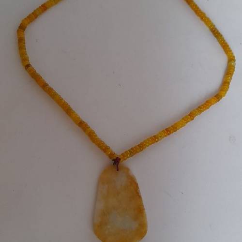 黃翡翠A玉無事牌.57x36x4mm.配上6mm 算盤珠22吋 天然黃翡頸鏈，可拉延長線到廿四寸...