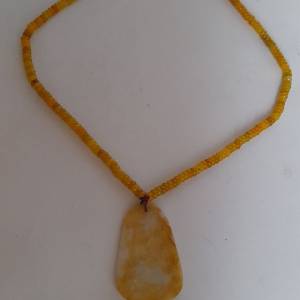 黃翡翠A玉無事牌.57x36x4mm.配上6mm 算盤珠22吋 天然黃翡頸鏈，可拉延長線到廿四寸...