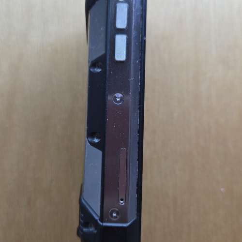 8849 TANK MINI 迷你三房手機。
