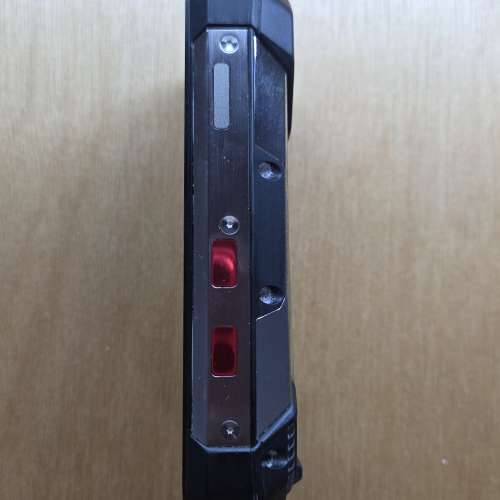 8849 TANK MINI 迷你三房手機。
