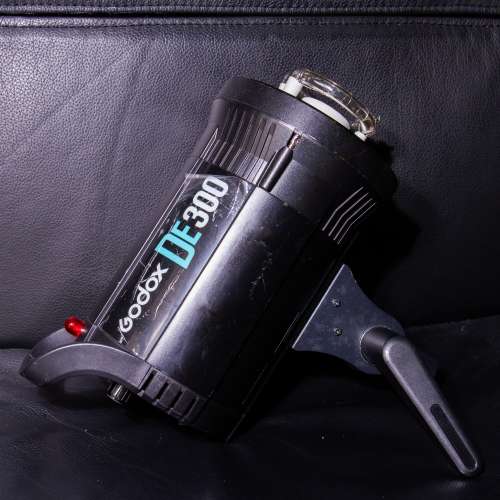 【平售/粗用一流】二手 Godox 神牛 DE300 影樓閃光燈 (300W)  請注意卡口微瑕
