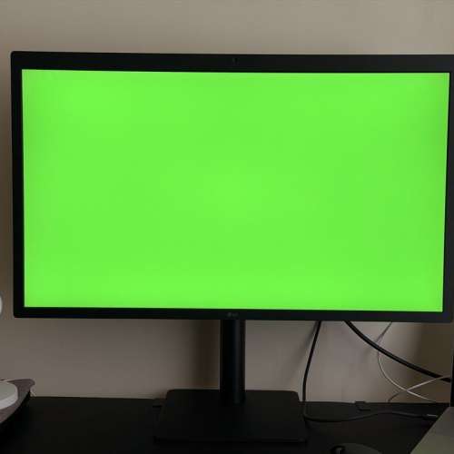 LG UltraFine 5K Display (NO VESA Mount)