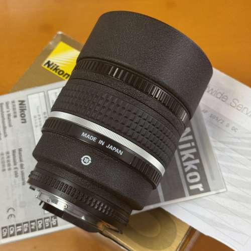 （sold)Nikon AF DC-Nikkor 105mm f/2D Lens w/Full Packing