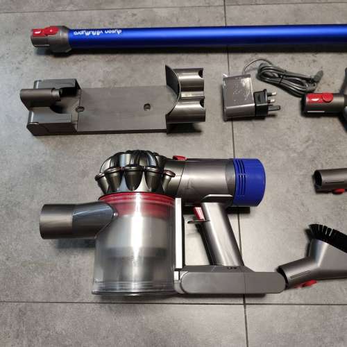 Dyson V8 Fluffy 無線吸塵機一套 (跟全新電)