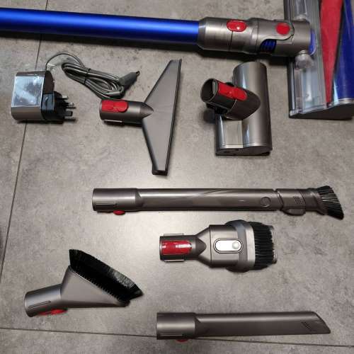 Dyson V8 Fluffy 無線吸塵機一套 (跟全新電)
