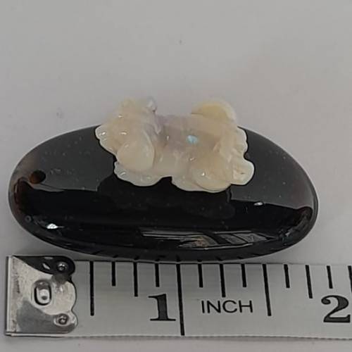 澳州opal蛋白石精雕小狗擺件，約一寸，重3.1克，配上黑瑪瑙底座。歡迎出價 no.be9....