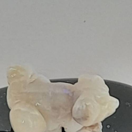 澳州opal蛋白石精雕小狗擺件，約一寸，重3.1克，配上黑瑪瑙底座。歡迎出價 no.be9....