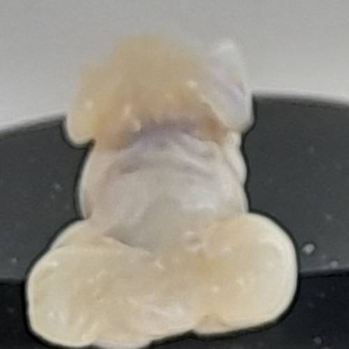 澳州opal蛋白石精雕小狗擺件，約一寸，重3.1克，配上黑瑪瑙底座。歡迎出價 no.be9....