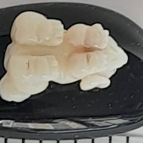 澳州opal蛋白石精雕小狗擺件，約一寸，重3.1克，配上黑瑪瑙底座。歡迎出價 no.be9....