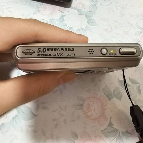 索尼DSC-T1数码相机，银色机身，500万像素，3倍光学变焦，蔡司镜头，滑盖设计，复...