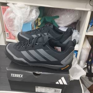 Adidas戶外行山鞋 EU42 US8.5
