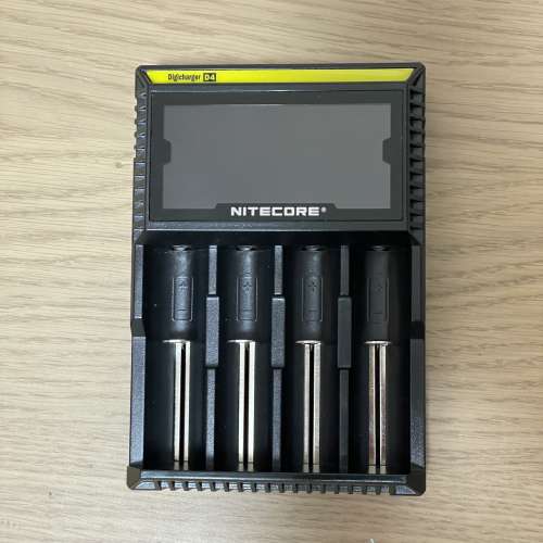 Nitecore D4 充電器