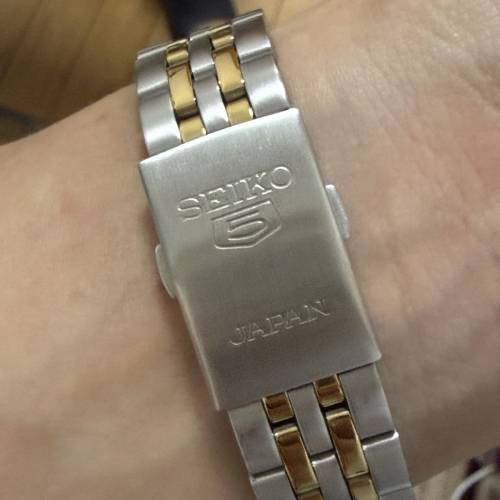 SEIKO 精工五號 SNKL24K1 男士經典半金雙色機械手錶 38mm 雙顯星期日曆 $499