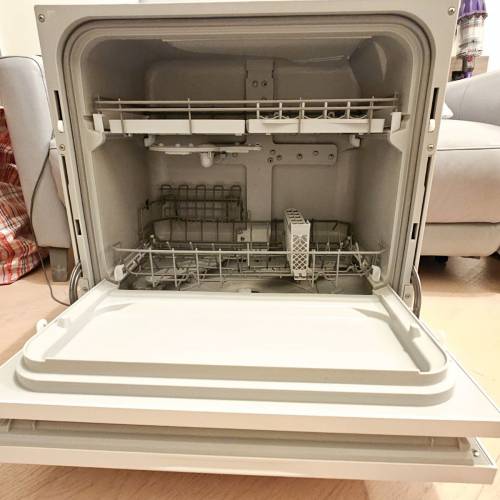搬屋清貨&rdquo; 95成新Panasonic
座檯式洗碗機 NP-TH1