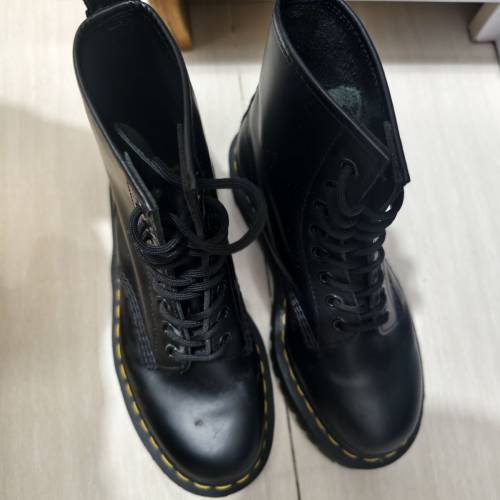 中性Dr.Martens皮靴