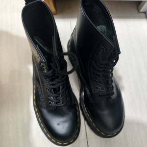 中性Dr.Martens皮靴