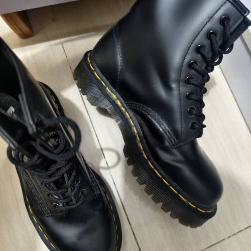 中性Dr.Martens皮靴