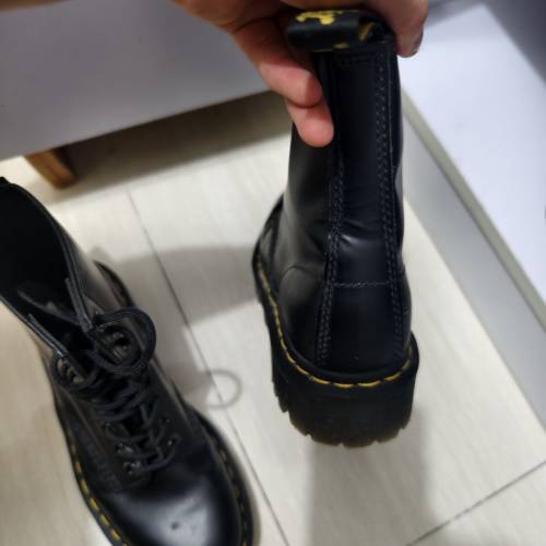 中性Dr.Martens皮靴