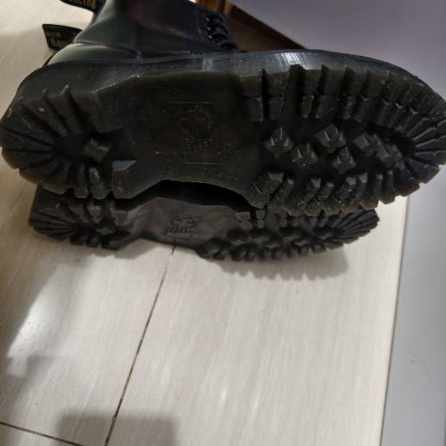 中性Dr.Martens皮靴
