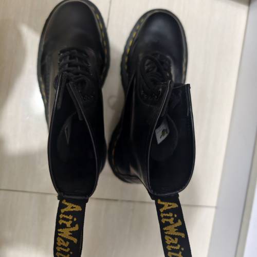 中性Dr.Martens皮靴