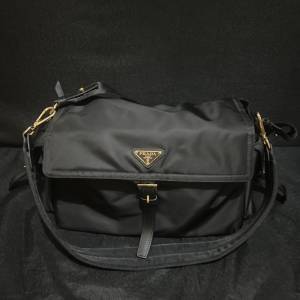 PRADA普拉達 Explore Re-Nylon琺瑯金屬三角標誌