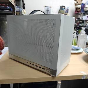 閃鱗 G300 紧凑型 MATX 機箱