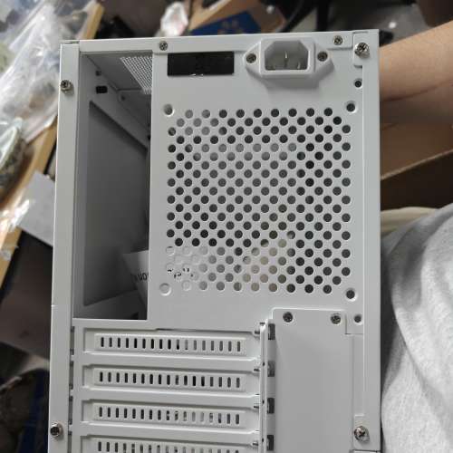 閃鱗 G300 紧凑型 MATX 機箱