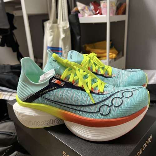 Saucony 炭跑鞋
