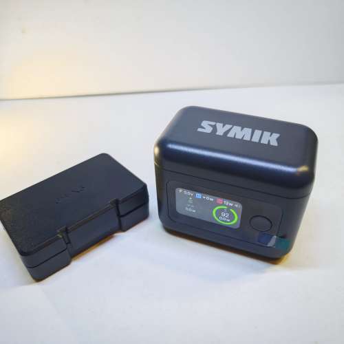 Insta360 X5 快速充電器連一副廠電。