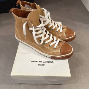Comme des Gar&ccedil;ons HOMME 真皮高筒鞋