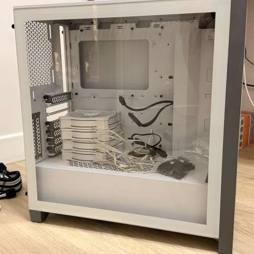 CORSAIR 4000D AIRFLOW 白色機箱 連4把Cooler Master白色ARGB風扇
