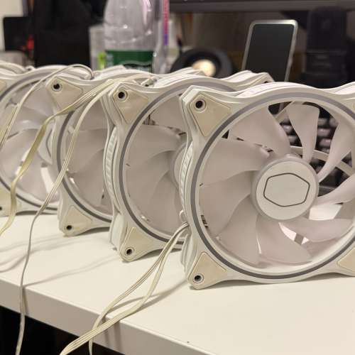 CORSAIR 4000D AIRFLOW 白色機箱 連4把Cooler Master白色ARGB風扇