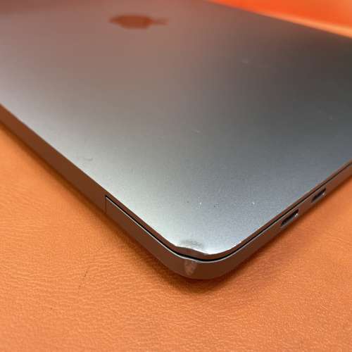 90%New MacBook Pro 13吋 2022年 M2 8+256SSD 太空灰色 香港行貨 電池效能90% 有配...