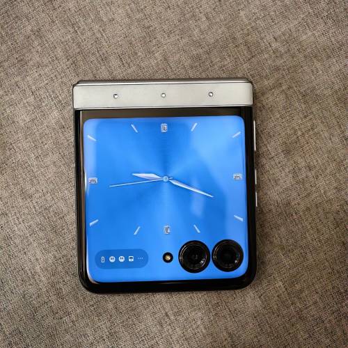 Motorola razr 60 8+256GB Swarovski 限定版手工鑲嵌水晶冰藍色菱格紋背很新